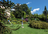 Exotische Gewächse und verwunschene Gartenwege schaffen eine besondere Atmosphäre.