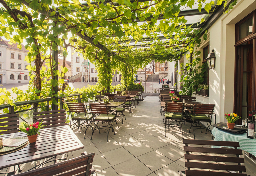 Die Terrasse des Hotels Gasthaus Zum Schwan lädt zum gemütlichen Verweilen ein.