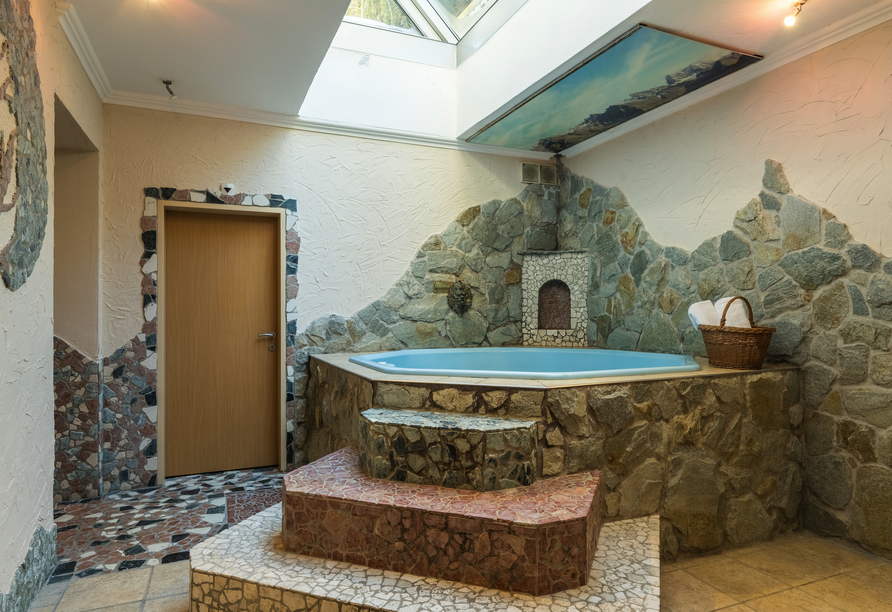 Auch der Whirlpool lädt zum Erholen ein.
