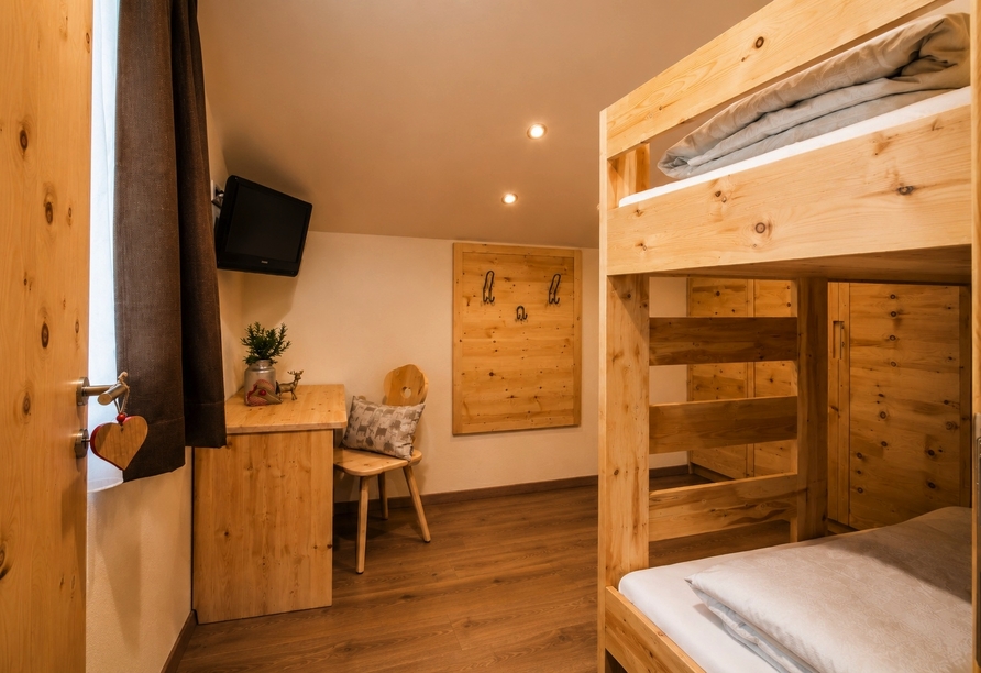 Beispiel eines separaten Kinderzimmers im Familienzimmer Zirm Family im Berghotel Alpenrast