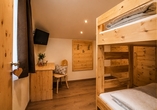 Beispiel eines separaten Kinderzimmers im Familienzimmer Zirm Family im Berghotel Alpenrast