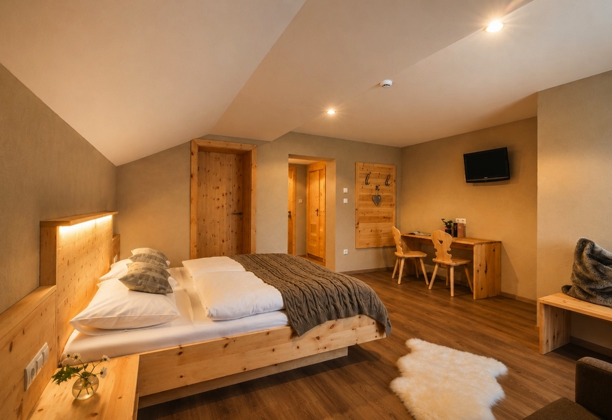 Beispiel eines Doppelzimmers Zirm Superior im Berghotel Alpenrast in Rein in Taufers