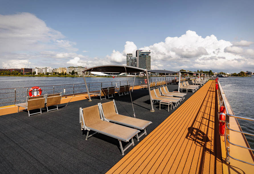 Genießen Sie Ihre Flusskreuzfahrt vom Sonnendeck aus.
