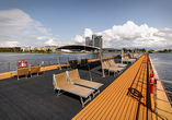 Genießen Sie Ihre Flusskreuzfahrt vom Sonnendeck aus.