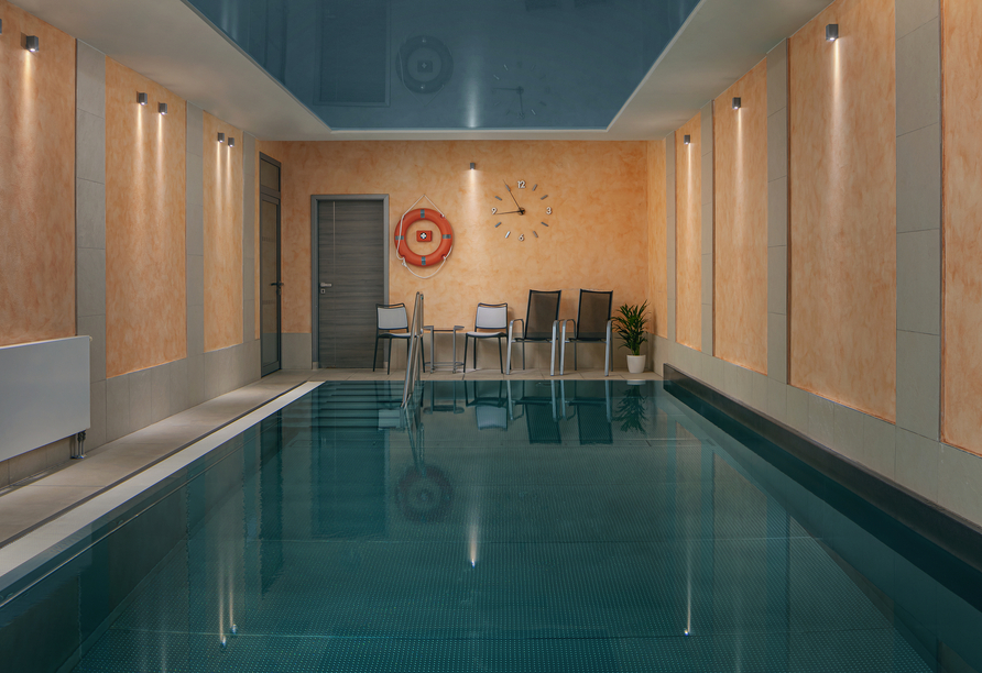 Das hoteleigene Hallenbad lädt zu erholsamen Stunden ein.
