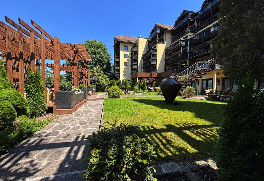 Der großzügige Gartenbereich des Hotels