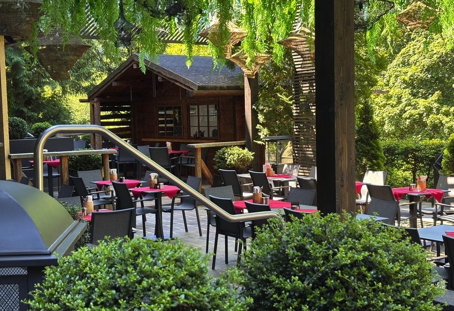 Genießen Sie erholsame Stunden auf der Terrasse des Parkhotels Luise in Bad Herrenalb.
