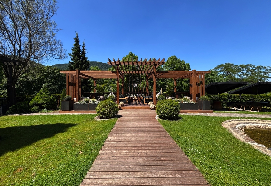 Der schöne Park gehört zu Ihrem Parkhotel Luise in Bad Herrenalb.