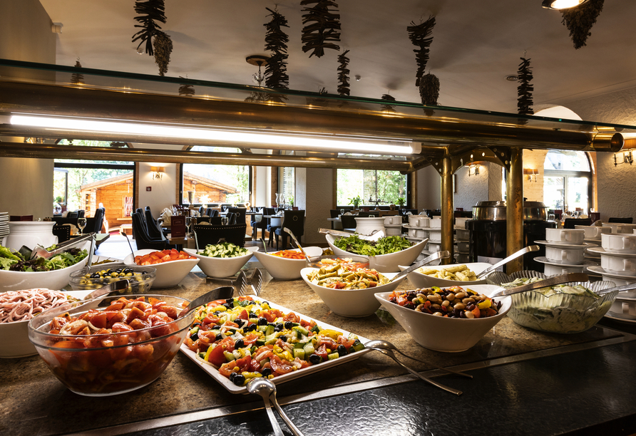Bedienen Sie sich an den reichhaltigen Buffets.