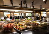 Bedienen Sie sich an den reichhaltigen Buffets.