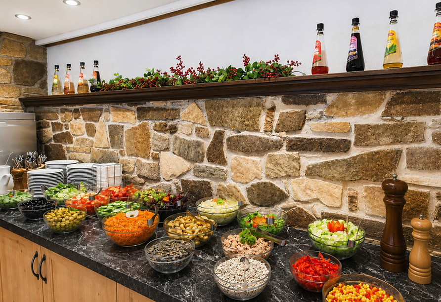 Bedienen Sie sich am vielfältigen Salatbuffet.