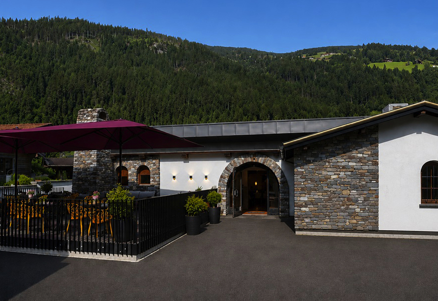 Der Eingangsbereich mit Terrasse Ihres Hotels.