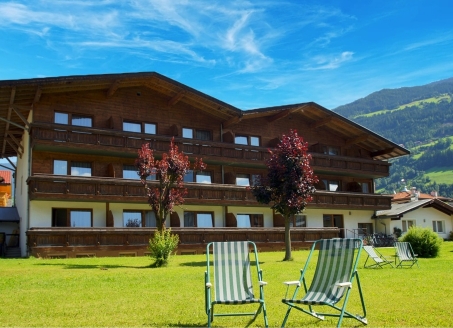 Außenansicht des First Mountain Hotels Zillertal
