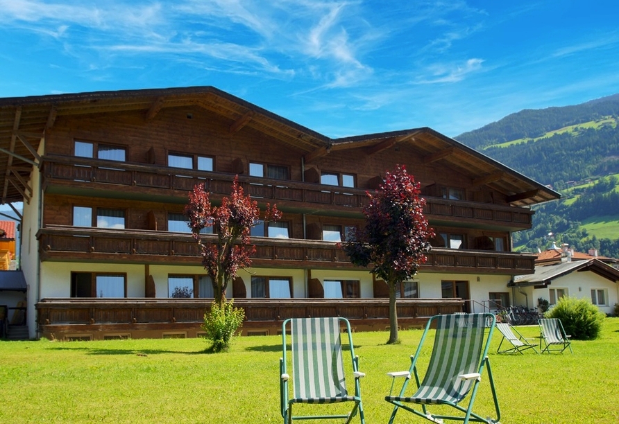 Außenansicht des First Mountain Hotels Zillertal
