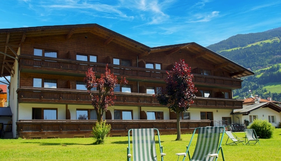 Außenansicht des First Mountain Hotels Zillertal