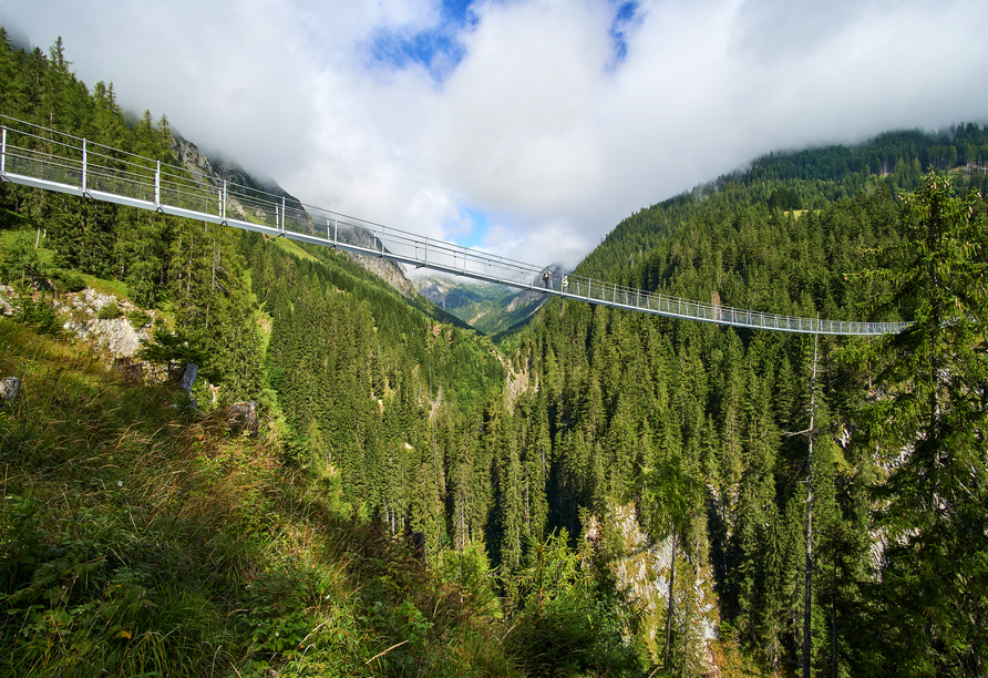 Trauen Sie sich, die Hängebrücke Holzgau im Tiroler Lechtal zu überqueren?