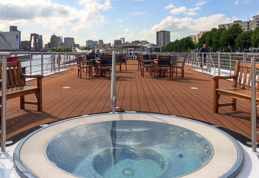 Entspannen Sie im Whirlpool auf dem Sonnendeck.
