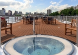 Entspannen Sie im Whirlpool auf dem Sonnendeck.