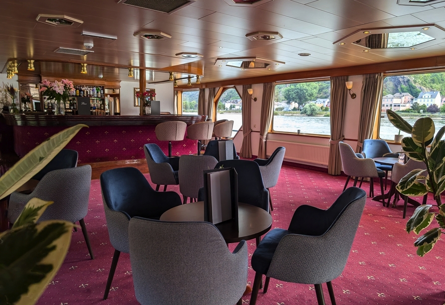 Die Lounge mit Bar lädt zum gemütlichen Zusammensein ein.
