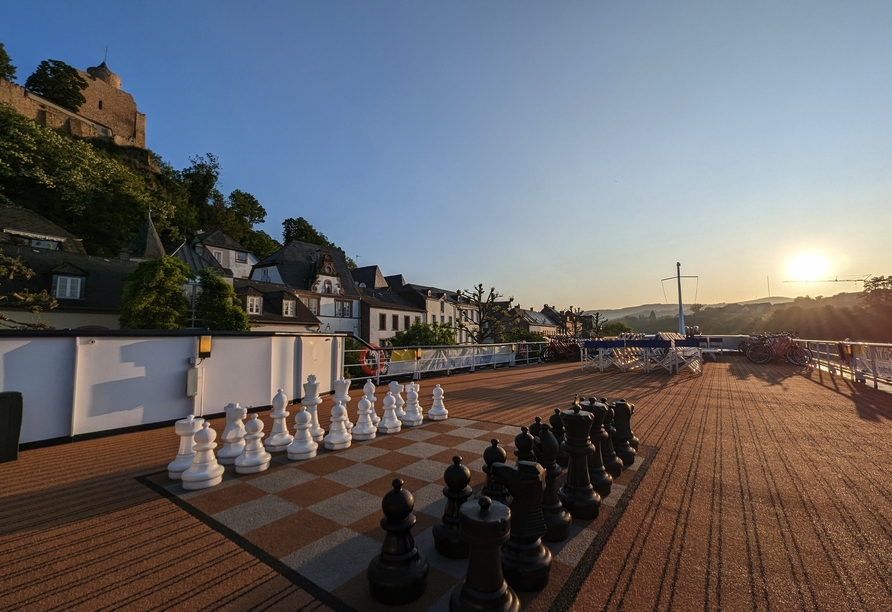 Schlagen Sie Ihren Gegner beim Schach auf dem Sonnendeck.