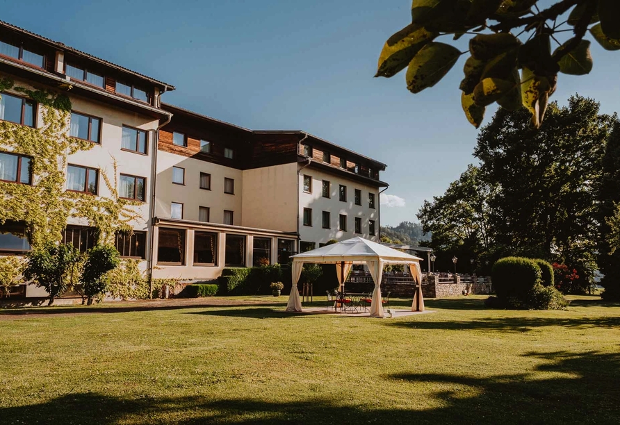 Außenansicht des Hotels Brücklwirt mit Hotelgarten
