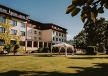 Außenansicht des Hotels Brücklwirt mit Hotelgarten