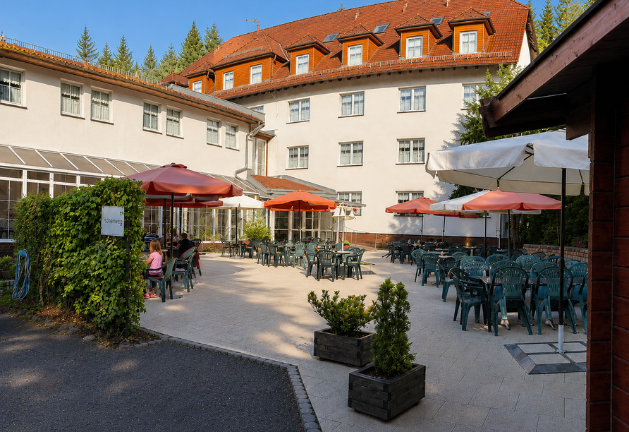Verweilen Sie auf der gemütlichen Terrasse des Hotels und genießen Sie die Auszeit vom Alltag.