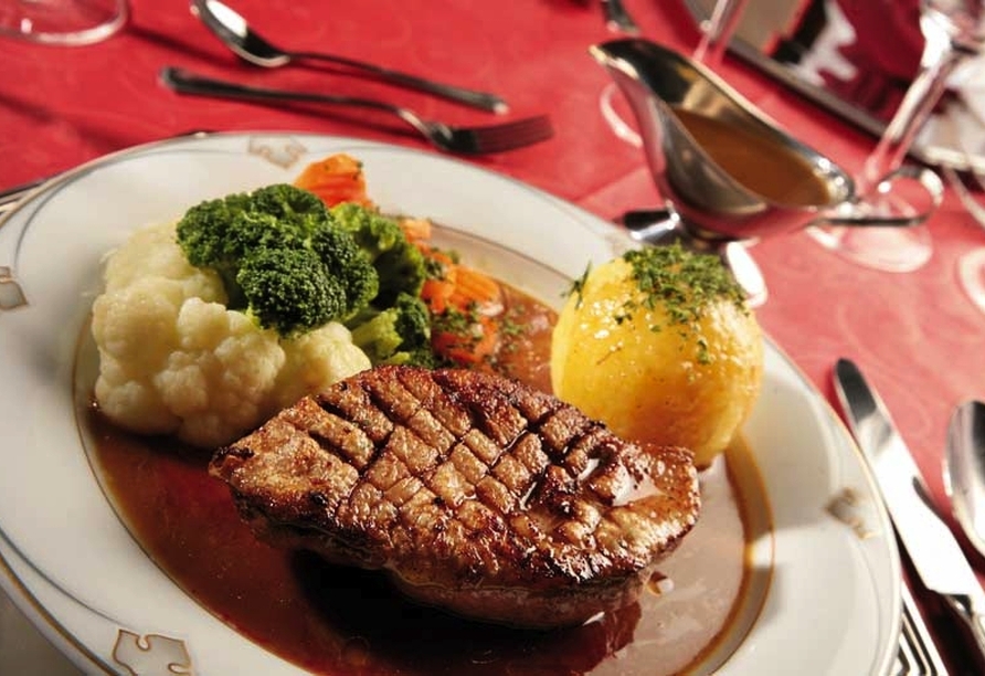 Lassen Sie sich in den Restaurants des Hotels mit regionalen und internationalen Speisen verwöhnen.