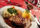 Lassen Sie sich in den Restaurants des Hotels mit regionalen und internationalen Speisen verwöhnen.