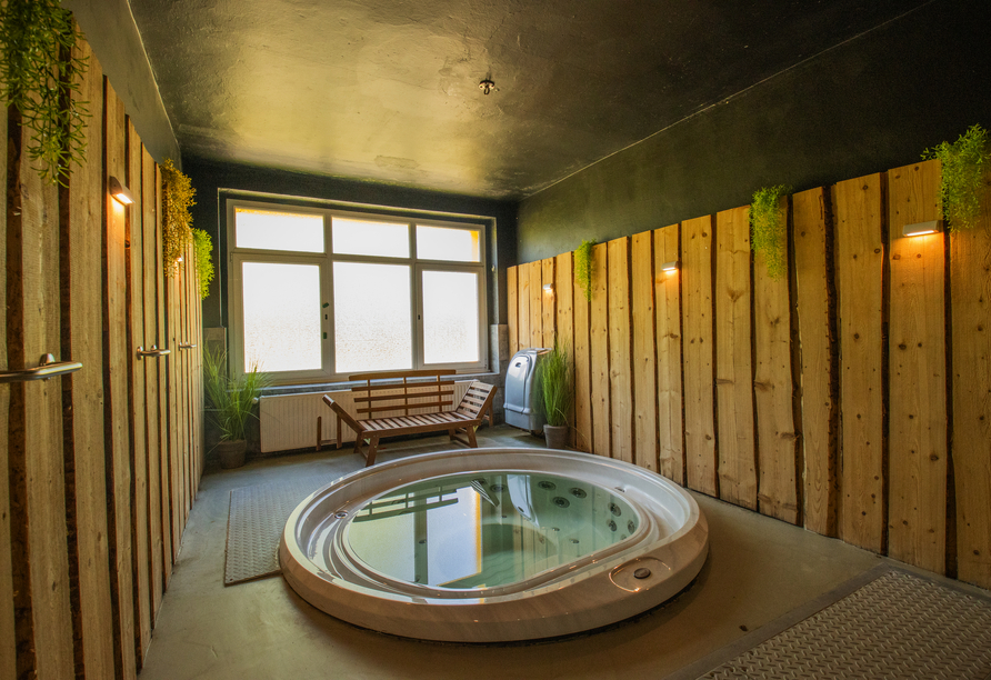 Im warmen Whirlpool lassen Sie den Alltag hinter sich.