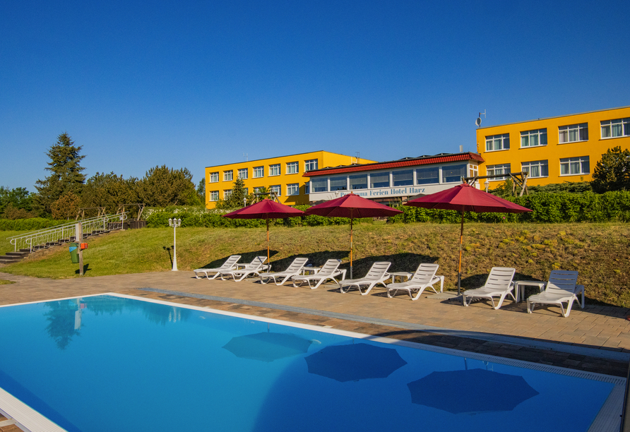 Entspannen Sie am Außenpool des Panorama Ferien Hotels Harz. 