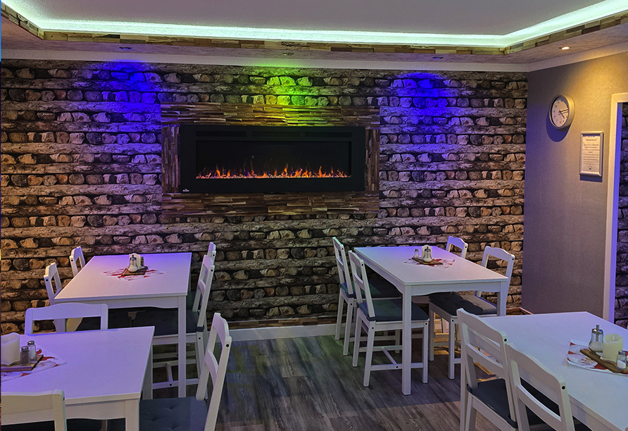 Lassen Sie sich im Restaurant mit regionalen Köstlichkeiten verwöhnen.