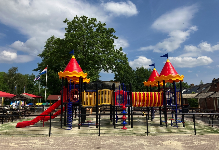 Der Spielplatz sorgt für Spaß und Abwechslung bei kleinen Gästen.