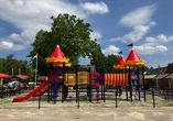 Der Spielplatz sorgt für Spaß und Abwechslung bei kleinen Gästen.