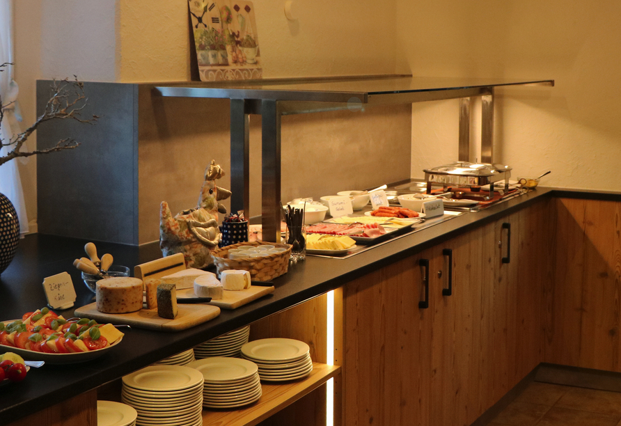 Starten Sie genussvoll in den Tag am vielfältigen Frühstücksbuffet.