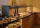 Starten Sie genussvoll in den Tag am vielfältigen Frühstücksbuffet.