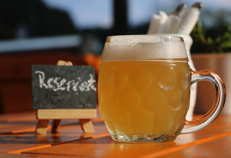 Ein frisch gezapftes Bier rundet den Urlaubstag perfekt ab.