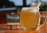 Ein frisch gezapftes Bier rundet den Urlaubstag perfekt ab.