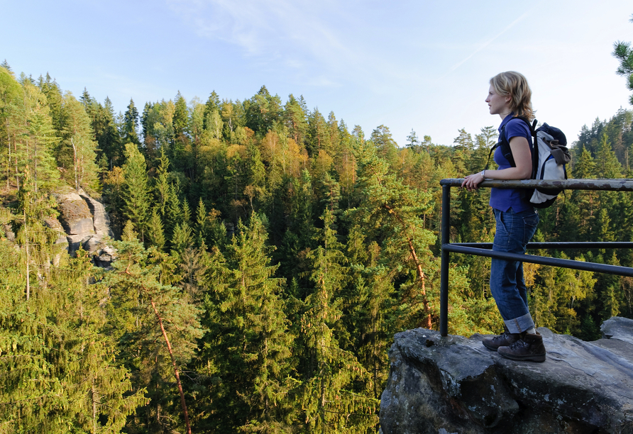 Genießen Sie beeindruckende Ausblicke auf die einzigartige Landschaft der Sächsische Schweiz.