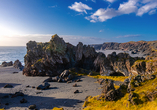 Erleben Sie am Strand Djúpalónssandur die raue Schönheit Islands mit dunklem Sand, markanten Felsen und weitem Meerblick.