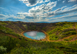Auch den Kerið-Krater, ein vulkanischer Kratersee im Süden Islands, können Sie optional bestaunen.
