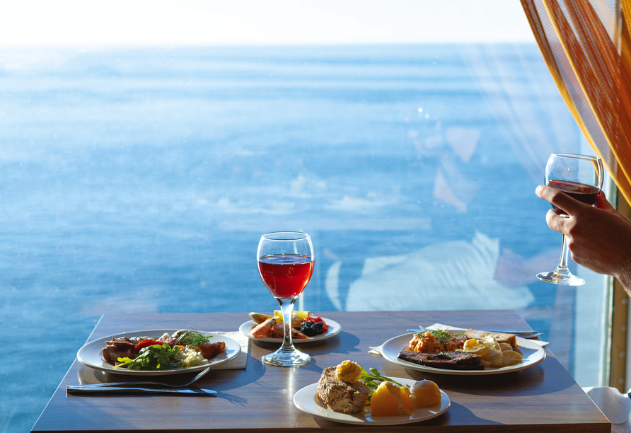 Lassen Sie es sich im Restaurant mit Ausblick schmecken.