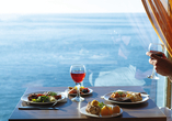 Lassen Sie es sich im Restaurant mit Ausblick schmecken.