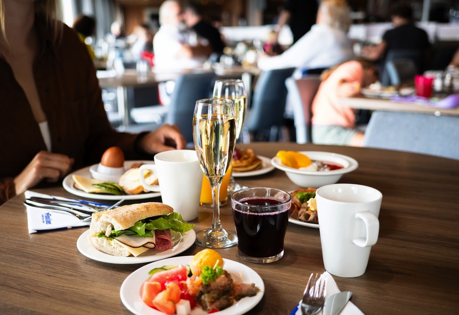 Bedienen Sie sich am Frühstücksbuffet.