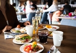 Bedienen Sie sich am Frühstücksbuffet.