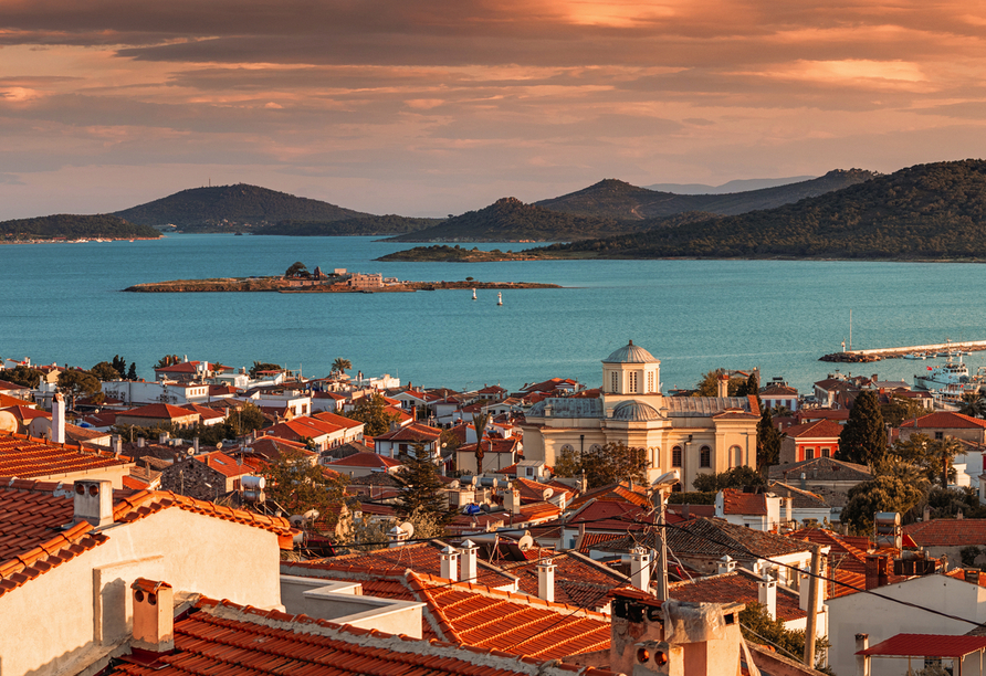 Cunda bietet einen weiten Blick über rote Ziegeldächer, die orthodoxe Kirche und die Ägäis bei Ayvalık.
