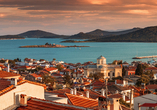 Cunda bietet einen weiten Blick über rote Ziegeldächer, die orthodoxe Kirche und die Ägäis bei Ayvalık.
