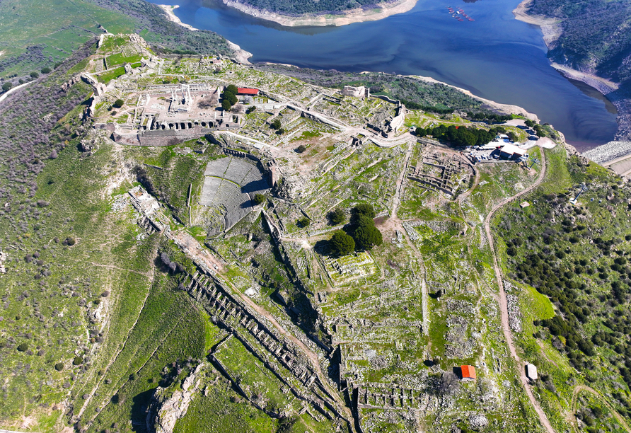 Die Akropolis von Pergamon liegt auf einem Berghang und zeigt die Ausdehnung einer der wichtigsten antiken Stätten der Türkei.
