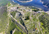 Die Akropolis von Pergamon liegt auf einem Berghang und zeigt die Ausdehnung einer der wichtigsten antiken Stätten der Türkei.