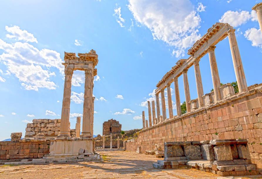 Die antike Stadt Pergamon beeindruckt mit gut erhaltenen Ruinen und einem weiten Blick über die historische Landschaft.